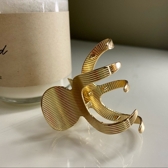 Free with purchase - ASOS claw hair clip - Picture 2 of 2